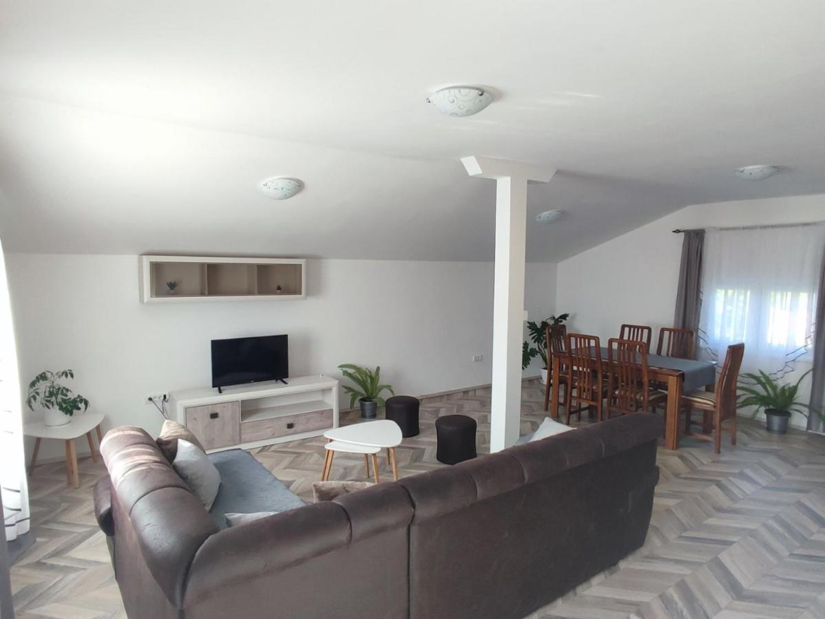 Apartman Flora Връдник Екстериор снимка